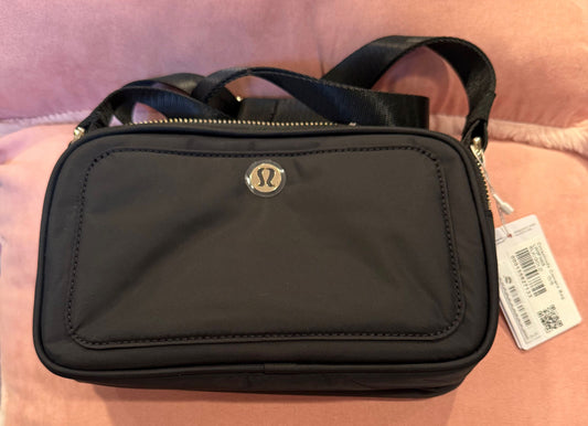Lululemon - Crossbody Camera Bag - Black / Gold